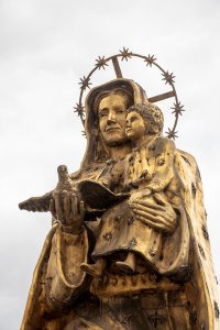 Doré statue de le Vierge Marie et le Enfant Jésus – Basilique de Notre-Dame de la Paix à Yamoussoukro