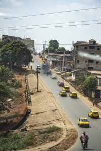 Trafic urbain sur Essomba Hill – quotidien scene à Yaounde, Cameroun