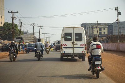 Trafic urbain à Ngousso – animé neighborhood de Yaounde, Cameroun