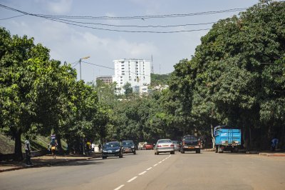 Urban scene à Yaounde – Tree-lined avenue et moderne bâtiments à Cameroun