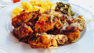 Plate de camerounais fried poulet, potato fries et sautéed vegetables – traditionnel africain dish