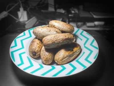 Grilled Safous (africain plums) sur un plate – traditionnel culinary specialty de Afrique centrale