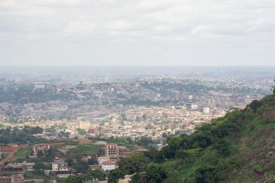 Vue panoramique de Yaounde depuis le heights – City et nature à harmony