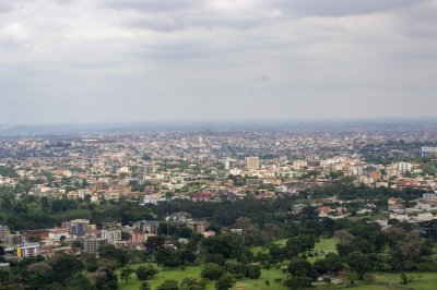 Vue aérienne de Yaounde – Capital de Cameroun entre urban modernity et luxuriant vegetation