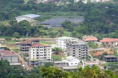 Moderne urbanization à Yaounde – Residential area entre nature et construction