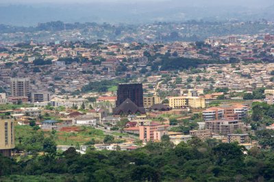 Vue aérienne de Yaounde avec le Notre-Dame des Victoires cathédrale à le center
