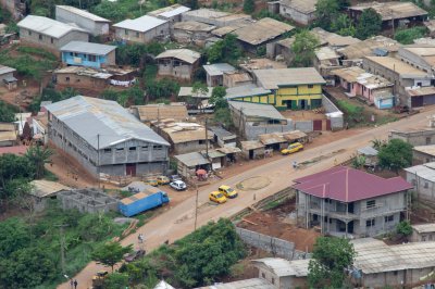 Popular district de Yaounde avec yellow taxis et bâtiments sous construction