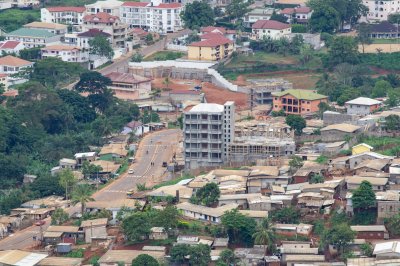 Contrasting urbanization à Yaounde entre modernity et precarious housing
