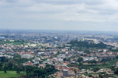 Vue aérienne de Yaoundé avec le Palais des Congrès sur high