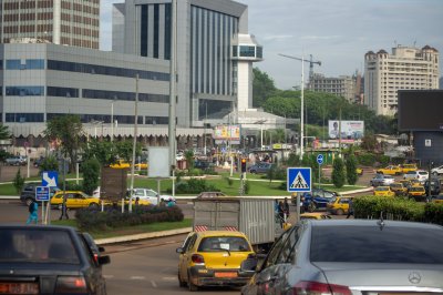 Yaounde city center view de circulation à Hilton rond-point avec CAA à le background