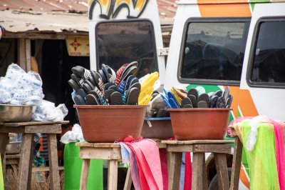 Yamoussoukro marché – Display de coloré plastic sandals