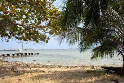 Shaded plage à Abidjan avec un view de le port – ivoirien coastal scene