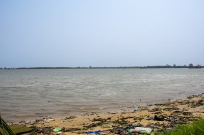 Urban plage et lagune à Yopougon, Abidjan