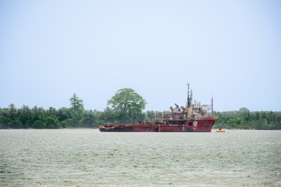 Red industrial navire sur le Abidjan lagune – Côte d'Ivoire
