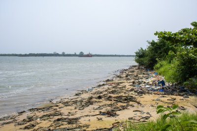 Polluted plage à Yopougon – Abidjan, entre lagune et ecological emergency
