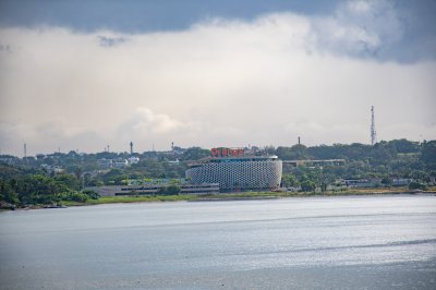 Le bâtiment avec futuristic architecture vu depuis le Ébrié lagune – Abidjan, Côte d'Ivoire