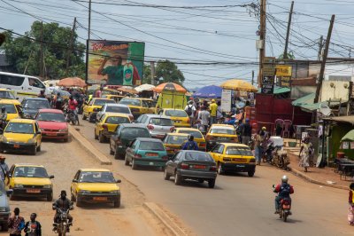 Mimboman carrefour à Yaounde – animé urban scene à Cameroun