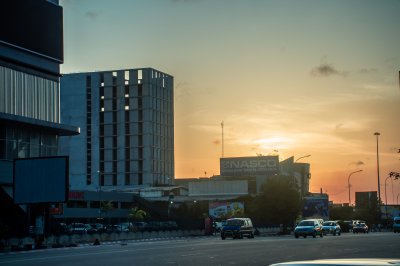 Coucher de soleil sur VGE Boulevard à Abidjan – ivoirien urban scene