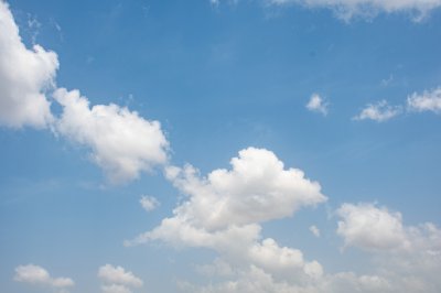 Fluffy nuages à un clear ciel bleu – Soothing view depuis Yaounde