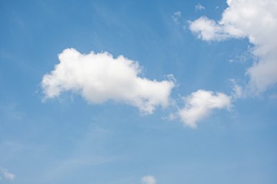 Lumineux ciel bleu avec flottant white nuages - paisible natural scene