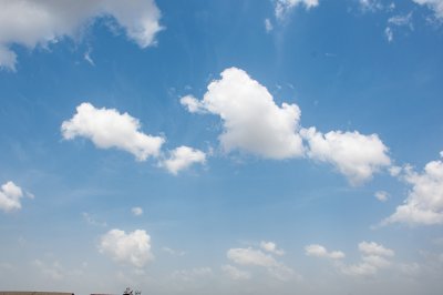 Lumineux ciel bleu avec fluffy white nuages – Light et lumineux atmosphere