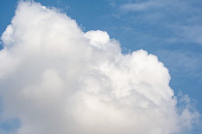 Massive white nuage sur ciel bleu – Pure et majestueux atmosphere