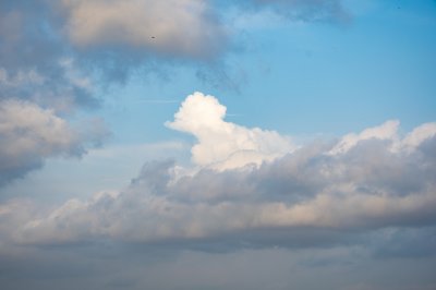 Contrasting nuages sur un clear ciel bleu – dramatique et poetic atmosphere