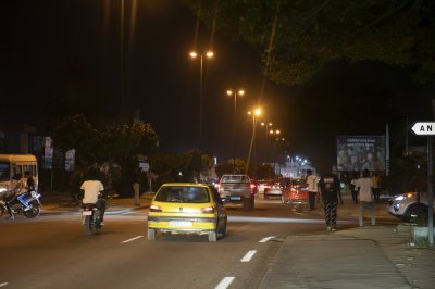 Nuit circulation à Abidjan – animé avenue sous streetlights