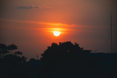 Tropical coucher de soleil à Abidjan – Urban Shadows et doré Light