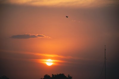 Majestueux coucher de soleil à Abidjan avec oiseau's eye view