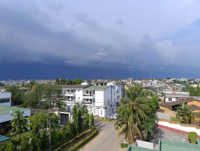 Vue panoramique de Attoban à Abidjan before le storm
