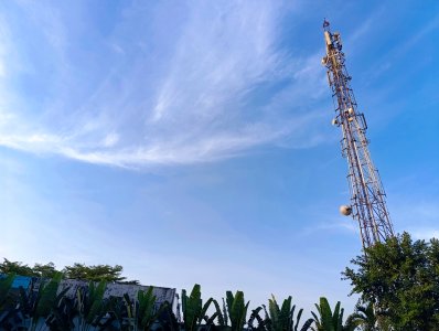 Télécommunications antenne sous un clear ciel bleu à Afrique de l'Ouest