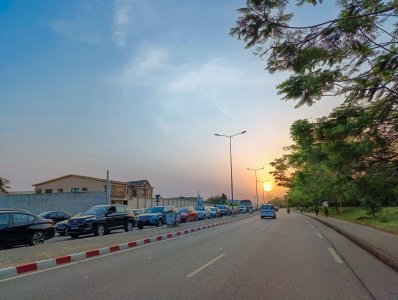 Coucher de soleil sur un urban avenue à Abidjan, Côte d'Ivoire