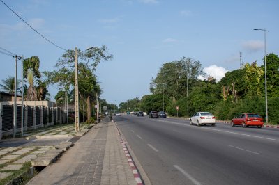 Quiet, tree-lined road à Abidjan, Côte d'Ivoire