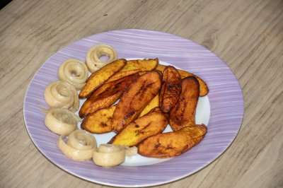 Fried plantain bananas avec miondos – traditionnel specialty de Cameroun
