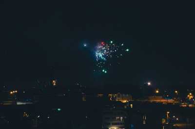 Feux d'artifice à le nuit ciel de Abidjan, Côte d'Ivoire