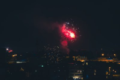 Red feux d'artifice éclatant into le ciel de Abidjan à nuit