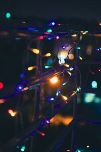 Coloré light guirlandes à nuit à Abidjan – festive atmosphere