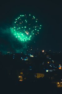 Vert feux d'artifice sur le rooftops de Abidjan – nighttime celebration