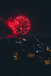 Red light bursts à le ciel de Abidjan – nighttime urban feux d'artifice display