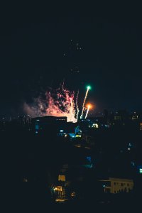 Feux d'artifice trails sur Abidjan – festive nuit atmosphere