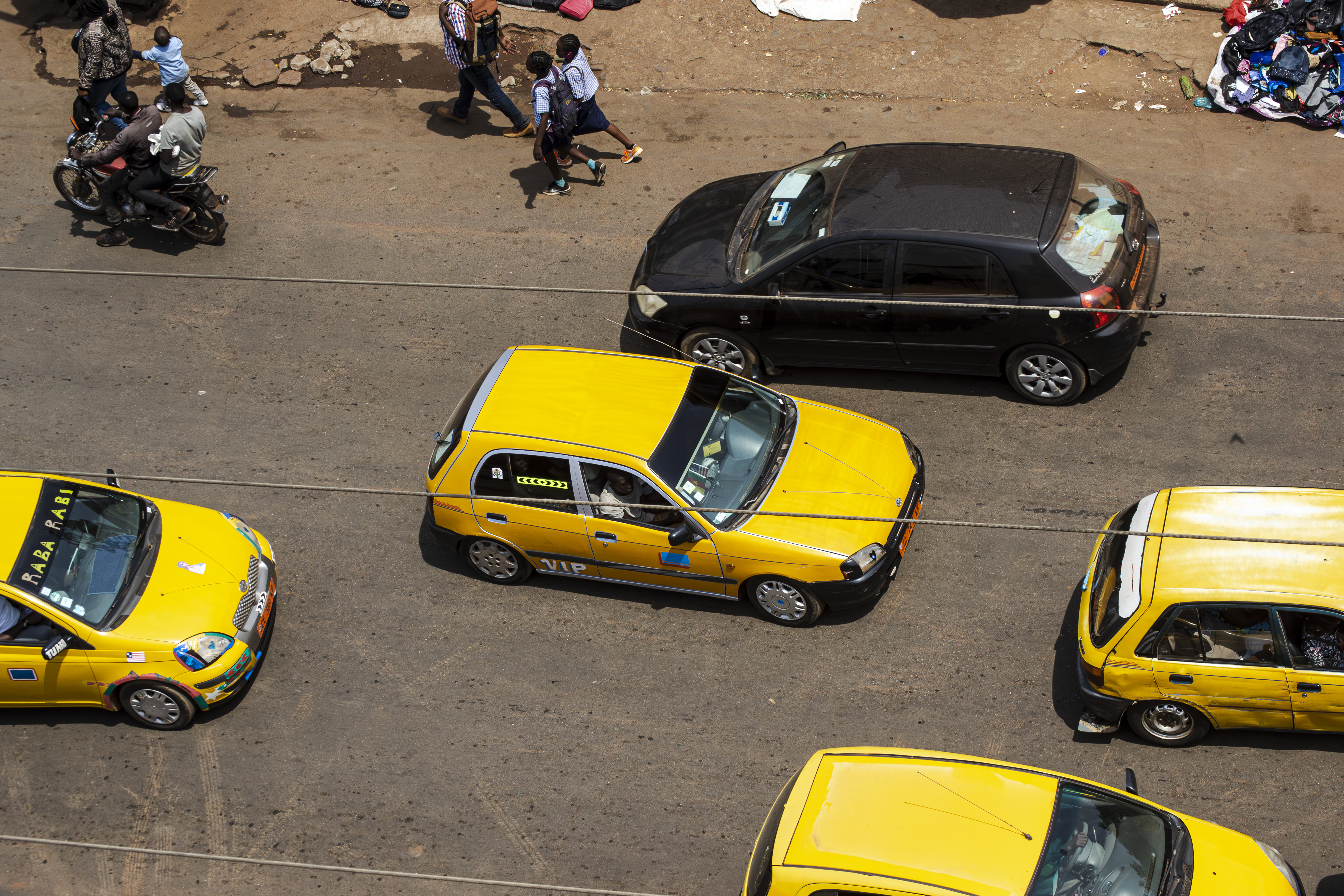 Yellow taxis à Yaounde circulation urbaine - vue aérienne