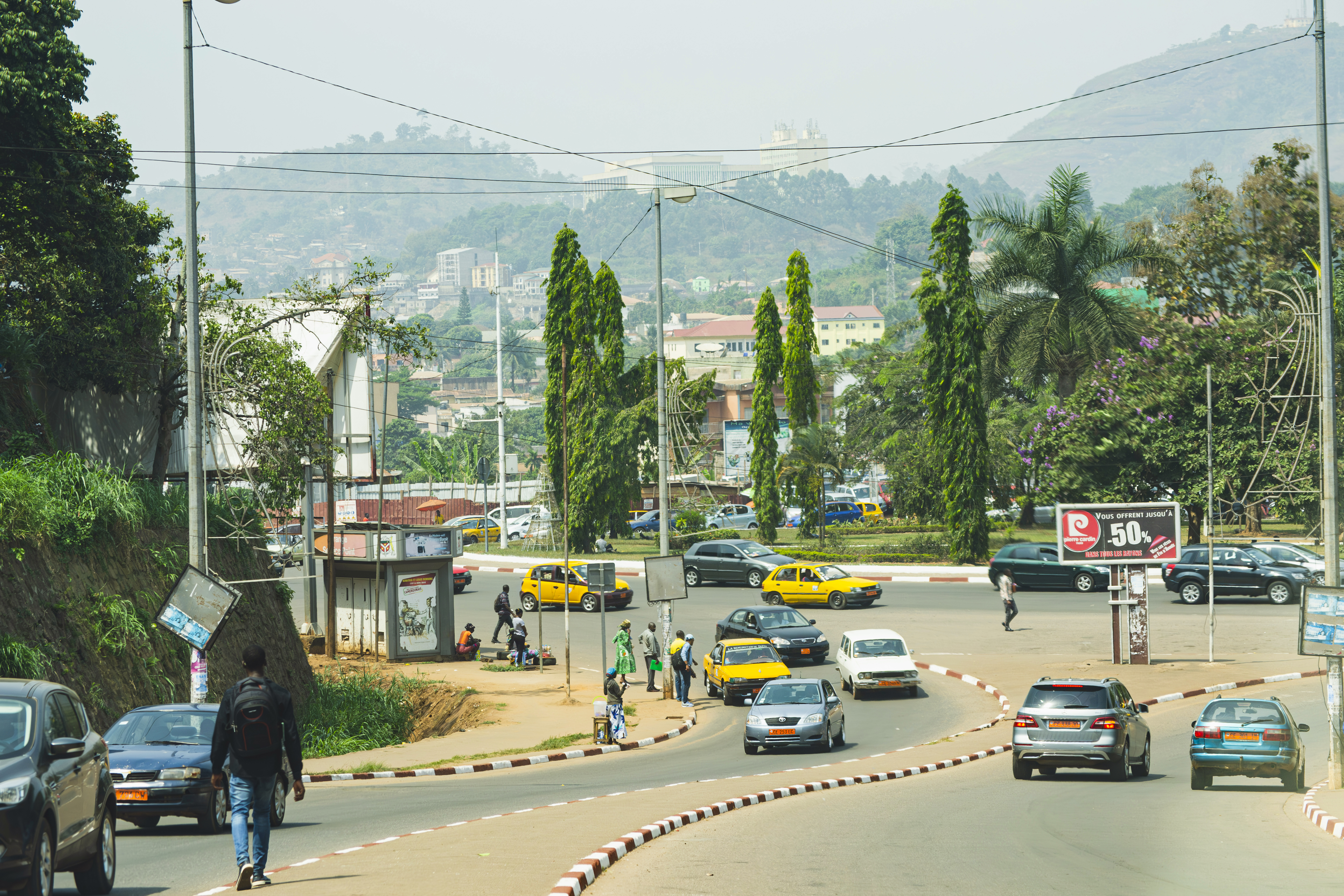 Nlongkak carrefour à Yaounde – animé urban scene during le day