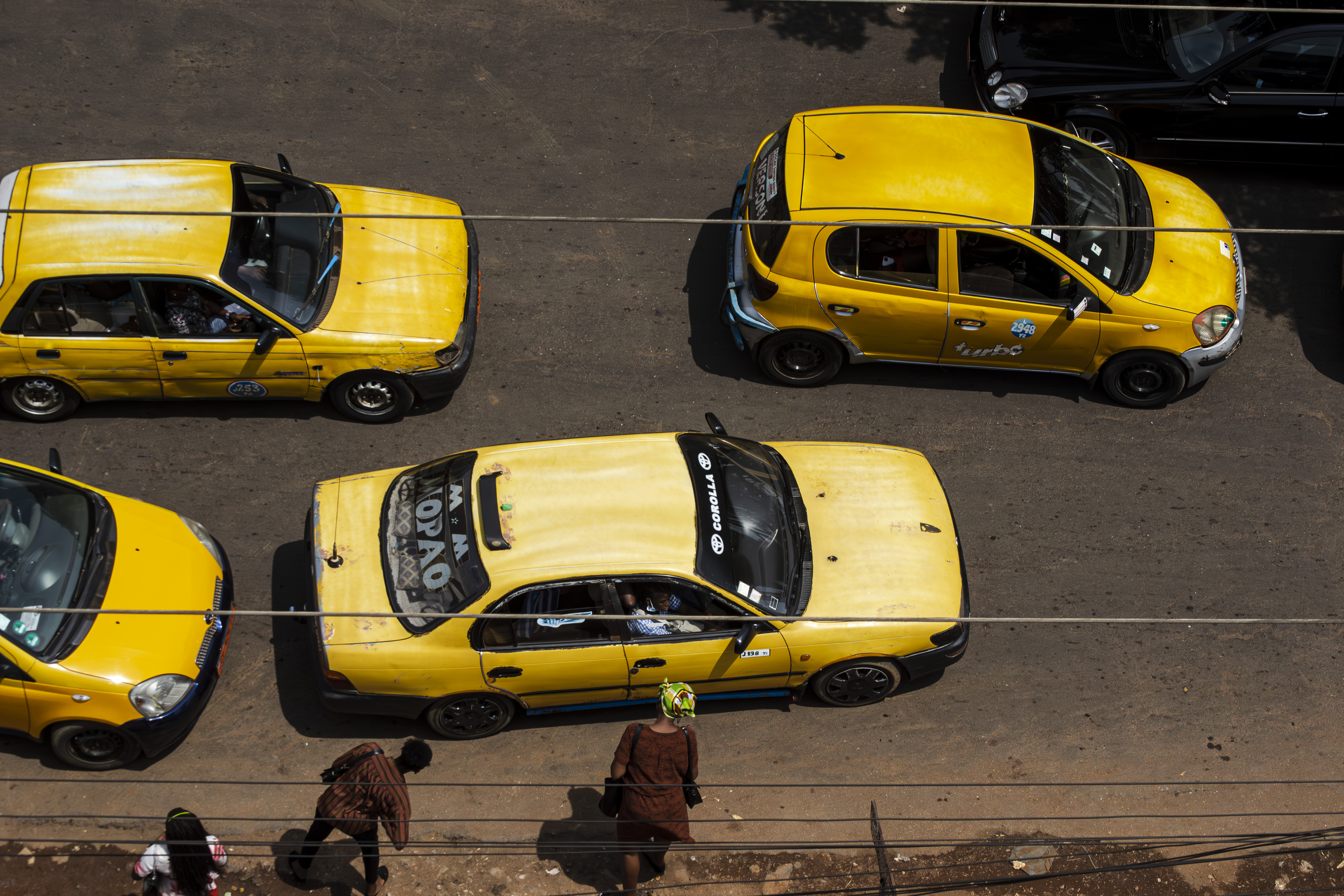 Yellow taxis à circulation – Typical scene à Yaounde