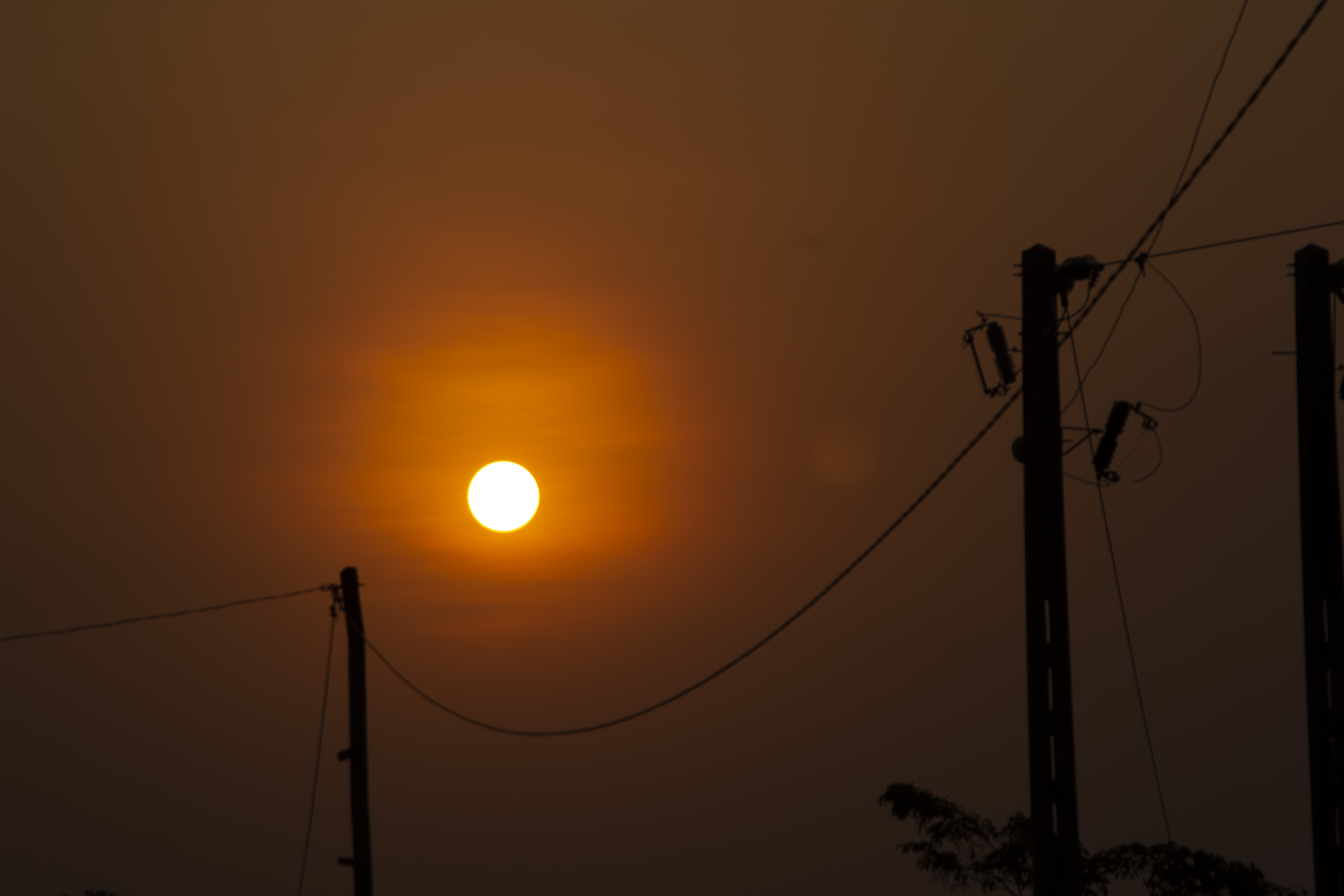 Doré coucher de soleil à Yaounde – entre Light et Power Lines