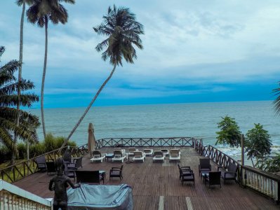 Wooden terrasse face à le océan – Kribi plage, Cameroun