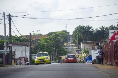 Sloping rue à Attoban – Neighborhood scene à Abidjan