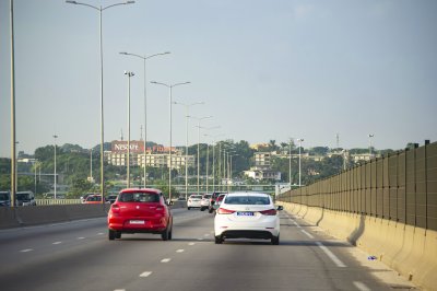 Circulation sur le HKB pont – un moderne artery de Abidjan
