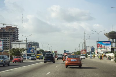 Scène de circulation à Abidjan – Urban life sur one de le main axes de le economic capital