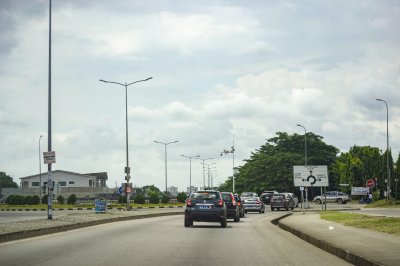 Urban rond-point à Abidjan – Smooth circulation flow à Côte d'Ivoire